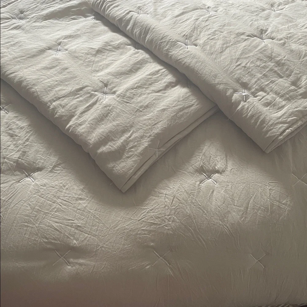 Elegant Cream Bedding Set